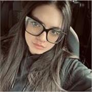 ragazza che offre ripetizioni di inglese ad alluni di tutte le età