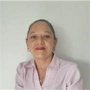 profesora de básica primaria imparte clases a niños entre los 6 y 8 años de edad
