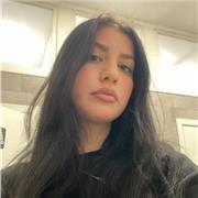 Universitaria offre aiuto compiti per bambini e adolescenti