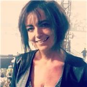 Impartisce lezioni di letteratura italiana storia e aiuto compiti per ragazzi scuole elementari e medie