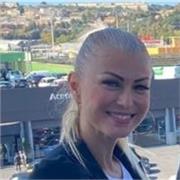 Laureata in giurisprudenza e abilitata alla professione di avvocato, ex insegnante di diritto al Cepu. 