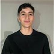 Joven con conocimientos y motivador para niños que tengan ganas de aprender de este deporte 