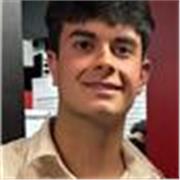 Adolescente estudiante que ayuda a niños pequeños a querer estudiar y hacer ameno el estudio.