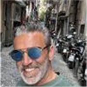 Affidabilita' , disponibilità ma soprattutto una voglia di insegnare e rendere una lingua piacevole da studiare.