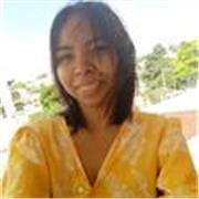 Profesora de inglés da clases a niños