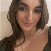 Etudiante qui donne des cours de soutien scolaire primaire à domicile, en soirée