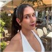 Profesora argentina, residente en España, especializada en clases virtuales para quienes ya tienen una base del idioma.