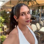 Profesora argentina, residente en España, especializada en clases virtuales para quienes ya tienen una base del idioma.