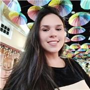 Professora de matemática ensina criança, jovens e adultos