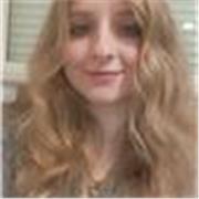 Laureanda in filosofia, offre chiarimenti e delucidazioni sull'essenza e l'utilità del pensiero filosofico