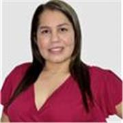 Profesora de Inglés imparte clases para estudiantes de primaria, bachillerato, universidad