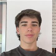 Llevo desde los cinco años nadando y compitiendo en natación profesional y estoy buscando un trabajo para compaginar mis estudios