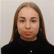 Profesora particular que imparte clases a niños de entre 8 a 16 años