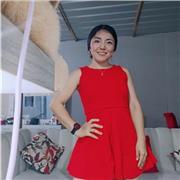 Profesora de inglés que comparte sus conocimientos con todos los niños