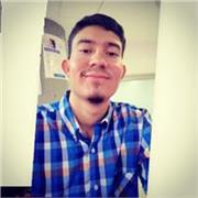 Profesor de apoyo con los deberes para las tareas educativas