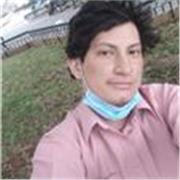 Estudiante de universidad con amplio conocimiento en el manejo de un equipo de cómputo