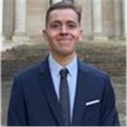 Jeune diplômé en Relations Internationales et locuteur bilingue (niveau C2). 