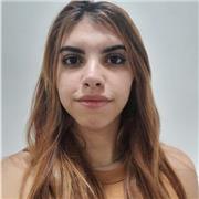 Joven recibida del FCE cambridge brinda clases a niños de todas las edades