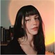 Soy una chica responsable, organizada y paciente. Puedo hacer de niñera bilingüe, ayudando con su inglés o incluso otras tareas.