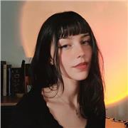 Soy una chica responsable, organizada y paciente. Puedo hacer de niñera bilingüe, ayudando con su inglés o incluso otras tareas.