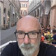 Docente di Storia impartisce lezioni per studenti di ogni livello scolastico, universitari compresi