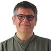 Profesor de diseño gráfico con muchos años de experiencia en el sector que no solo te enseñará a manejar herramientas.