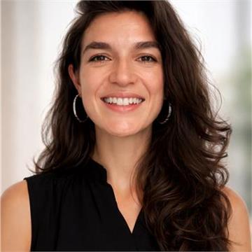 Profesora bilingue de varias áreas, con título universitario de Matemática, Computación & Yoga