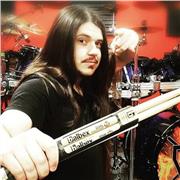 Clases de bateria particulares, para todas las edades, niveles y gustos. Aprende divirtiéndote tocando tus temas favoritos. Equipo profesional. Estudio adaptado acústicamente. Dos baterias para implantar las clases. No lo dudes