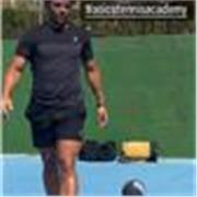 Imparto clases de tenis en mi pista privada o a domicilio para todos los niveles tanto grupal como particular