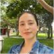 Profesora de inglés que imparte clases a jóvenes y adultos