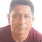 profesor de español imparte clases a niños y adultos