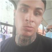 Profesor de natacion imparte clases a personas de todas las edades