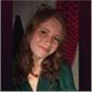 Jeune étudiante donne des cours de français à des collégiens cet été