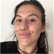 Profesora joven y con energía que mira por el bienestar de sus alumnos