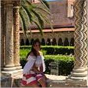 Laureata in Storia e Tutela dei Beni Culturali con più di dieci anni nel settore cultura, impartisce lezioni di tutte le materie umanistiche: grammatica e letteratura italiana, letteratura latina, storia, geografica, arte, disegno, disegno tecnico, filoso