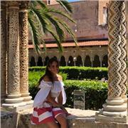 Laureata in Storia e Tutela dei Beni Culturali con più di dieci anni nel settore cultura, impartisce lezioni di tutte le materie umanistiche: grammatica e letteratura italiana, letteratura latina, storia, geografica, arte, disegno, disegno tecnico, filoso