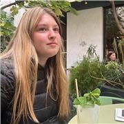 Me gusta mucho el inglés ya que creo que es una lengua imprescindible y divertida de aprender. Tengo experiencia con este idioma ya que lo llevo estudiando muchos años y me haría muy feliz poder compartir mis conocimientos con mis alumnos. Me especializo