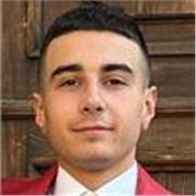 Diplomato al Liceo musicale, strumentista in tromba e pianoforte
