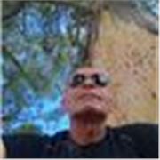 Profesor imparte clases a alumnos de secundaria y universitario