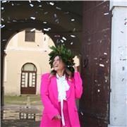 Docente di pianoforte impartisce lezioni private di strumento ad adulti e bambini