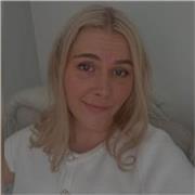 Profesora musical dedicada con más de 5 años de experiencia en la enseñanza y la interpretación. Doy también clases de inglés.