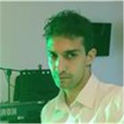 Giovane ragazzo impartisce lezioni pratiche e teoriche basiche sulla chitarra