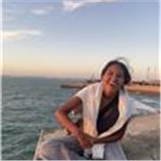 Una chica alegre con ganas de enseñar a los que están empezando a hablar español.