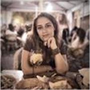 laureata in filologia moderna impartisce lezioni di latino, greco e italiano, sia di grammatica che di letteratura