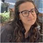 Studentessa impartisce lezioni private a studenti scuola elementare e media