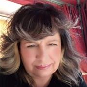 Docente pluridisciplinare impartisce lezioni di italiano, storia, geografia, filosofia, musica