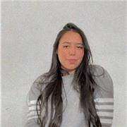 Profesora de inglés ofrece clases particulares a niñas jóvenes y adolescentes entre primaria y bachillerato para la realización y apoyo de sus tareas
