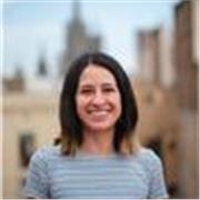 Profesora de inglés centrada en la conversación y la escritura del idioma para alcanzar una mayor fluidez en menor tiempo