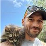 Biologo marino (M.Sc.) e docente con 20+ anni in scienze applicate. Trilingue, esperto in didattica interattiva.