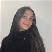 Profesora que imparte clases a niños de colegio e instituto